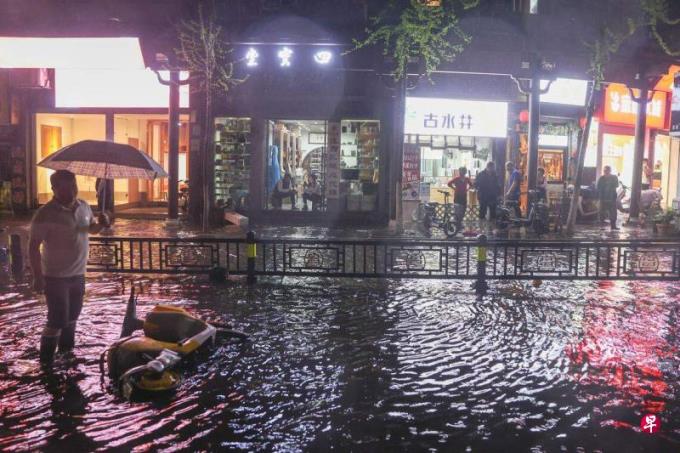 突发强对流天气 南昌一小区三人家中被风卷走坠亡