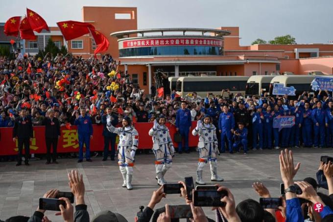 中国发射神舟十八号载人飞船 2030年前实现载人登月的最新任务