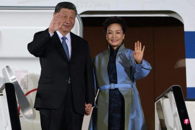 习近平抵达塞尔维亚 塞空军战机为专机护航