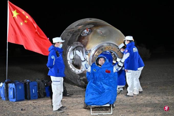 神舟十八号航天员返回地球 带回近35公斤“太空特产”