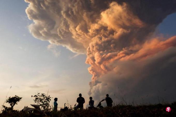 印尼勒沃托比火山再喷发 火山灰柱达九公里