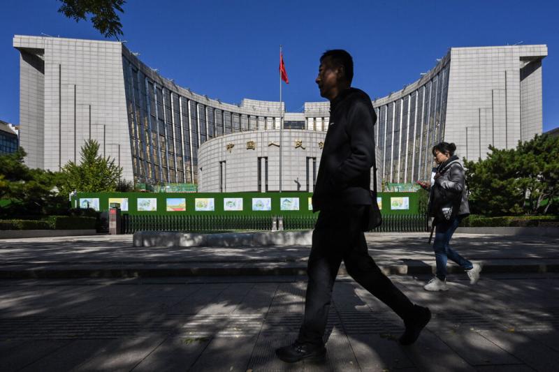 中国人民银行的一名官员上周五说,“人民币汇率将在合理均衡水平上保持基本稳定。”