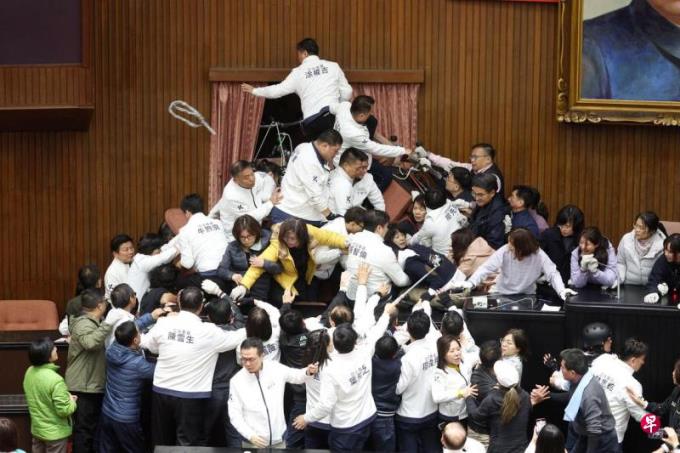 台湾立法院爆发冲突 朝野立委多人挂彩 “青鸟”冲入立法院瘫痪议事临时喊停