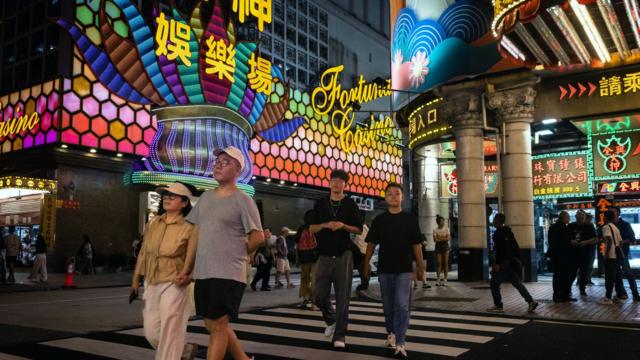 澳门新口岸财神酒店娱乐场外游客在闲逛(2/10/2024)