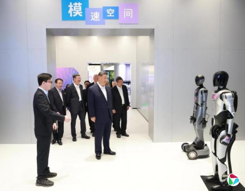 习近平考察上海 调研人工智能大模型孵化平台