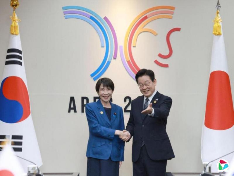 韩日首脑庆州首次会晤 强调延续穿梭外交