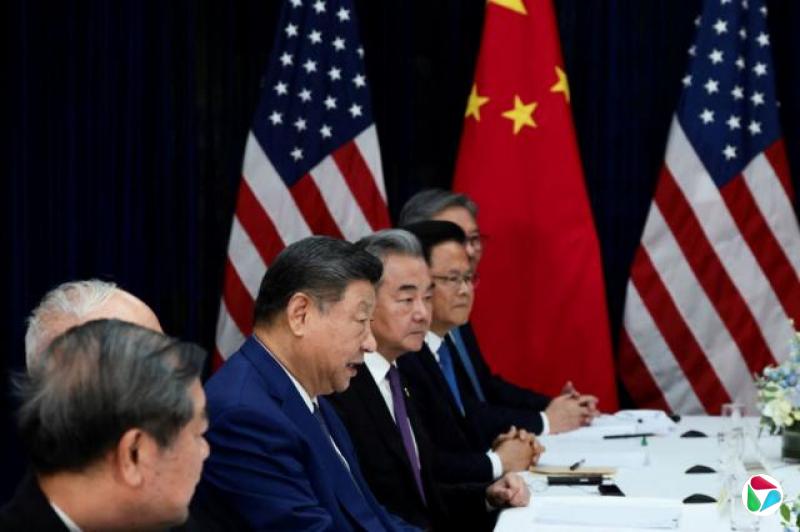 美国总统特朗普和中国元首在韩国釜山金海国际机场举行双边会晤,图爲习近平和中国代表团成员