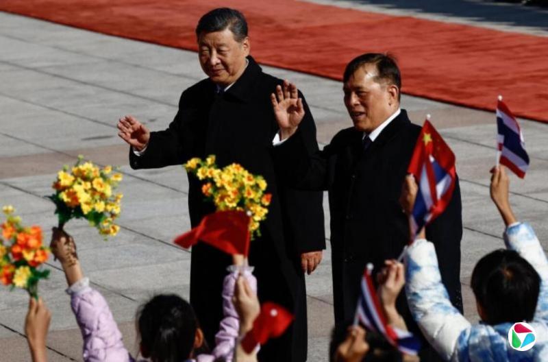 习近平见泰国国王 称愿助力泰国改善民生