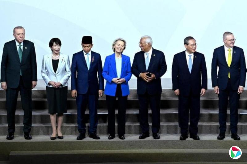 �ձ��ڸ�㱨�٣��з����շ���ָ̨�ء����޸��ݡ�