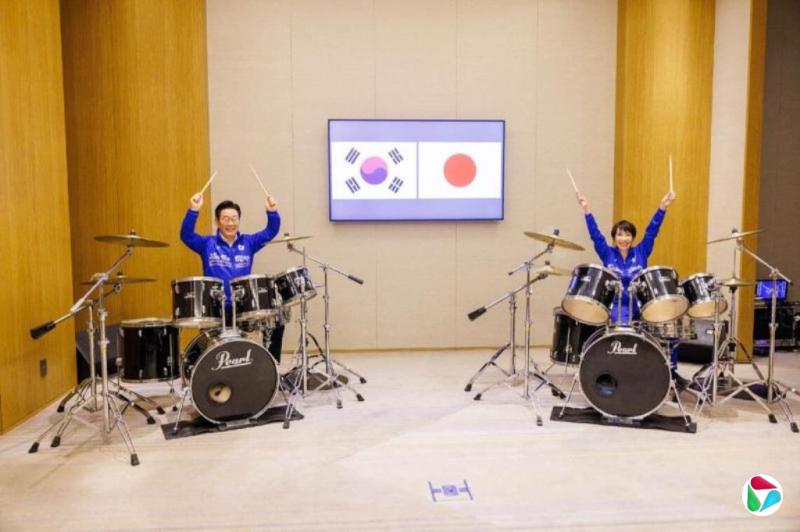 韩日领导人会谈后即兴同台打鼓