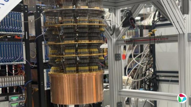 Google Willow���ӵ��ԡ���һ����Ͱ��С���԰ټƺ�ɫ�Ĳٿ����߽�����Բ�̸��ײ���ͭ�����ӣ��ұ������������1�״�