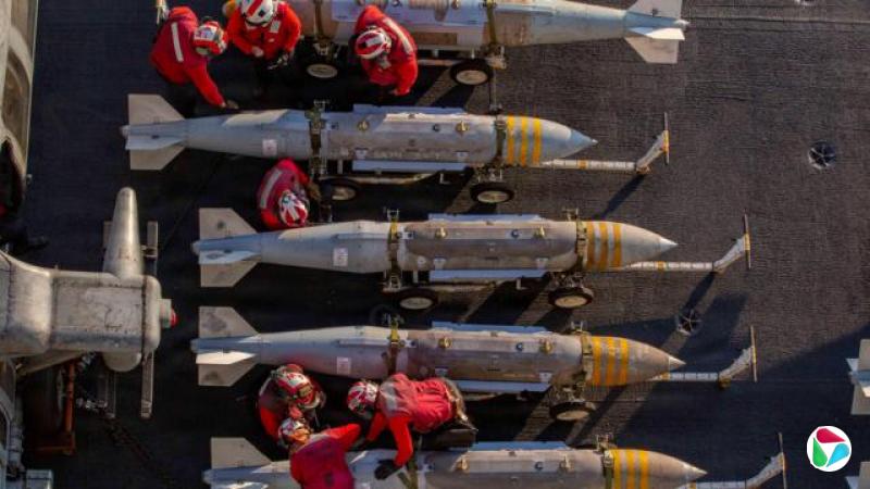 美国水兵准备在尼米兹级航空母舰“亚伯拉罕·林肯号”的飞行甲板上部署弹药。