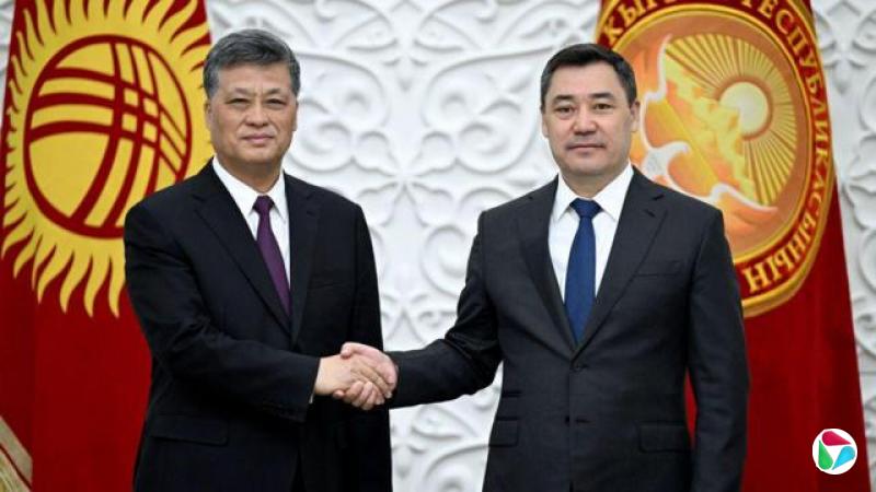 吉尔吉斯总统扎帕罗夫(右)在比什凯克接见中共新疆自治区党委书记马兴瑞(左)(30/3/2023)