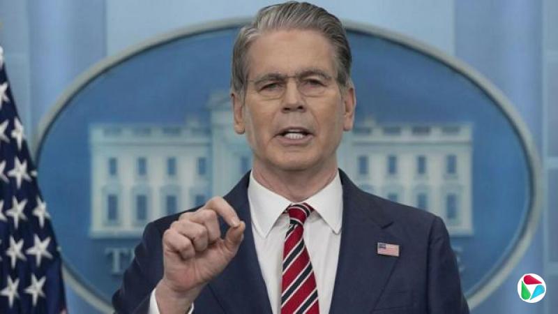 ������������˹����?��ɭ�أ�Scott Bessent��������ɫ��װ����ɫ����������졢�׼�����ɫ�������������������룬�ڰ׹����ż�����ͷ��ļ��߷���̸����������ɼ��������죬����һ�����Ͱ׹�Ӱ�񣬵����������������������ڵ����·�ӡ�С��׹�����The White House����������15/4/2026��
