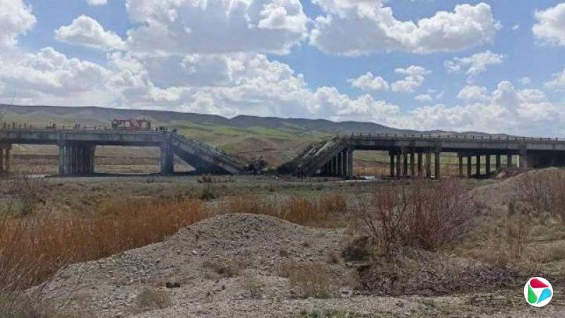 伊斯兰共和国通讯社(IRNA)发布了一张高速公路损毁的照片。高速公路中间部分已经塌陷到地面。