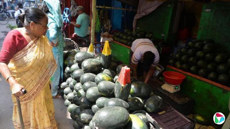 2026 �� 5 �� 5 �գ�ӡ��������Siliguri��һ���г����ڣ�һ����ʱ·��̯�����ڷ����ļ�ˮ�����ϣ�̯λ�϶ѷ��Ŷ�����ϣ��������˿�ѡ��