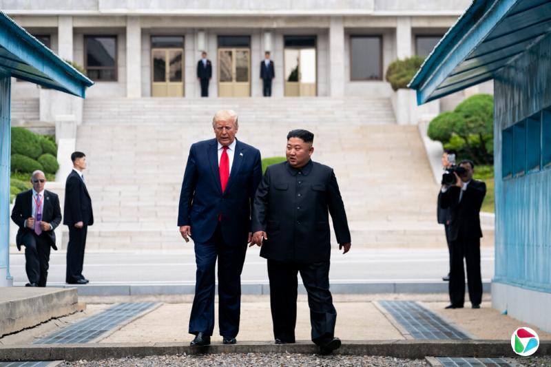 2019年,特朗普总统与朝鲜领导人金正恩在朝韩非军事区会面。