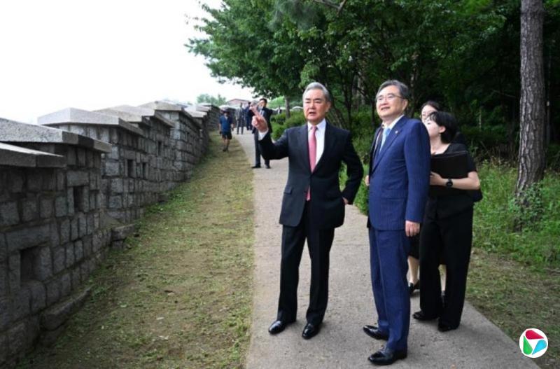 中韩外长漫步南山 赵显:相信给喜欢爬山的王毅留下美好回忆