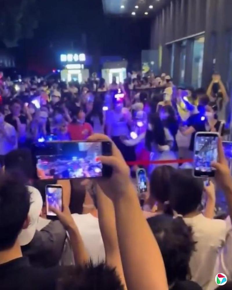 下午察:时代峰峻门外的饭圈风暴
