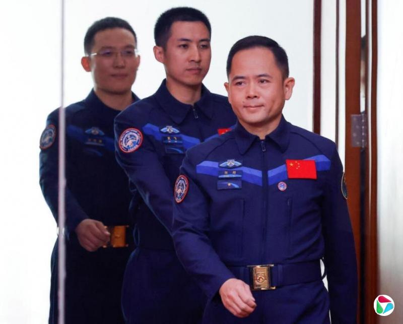 中国神舟21三名航天员获颁勋章