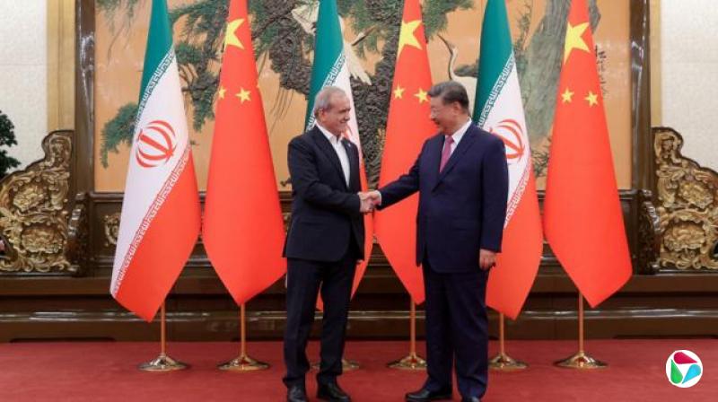 2025年9月2日,伊朗总统马苏德·佩泽什基安(Masoud Pezeshkian;左)与中国国家主席习近平(右)在北京会晤时握手