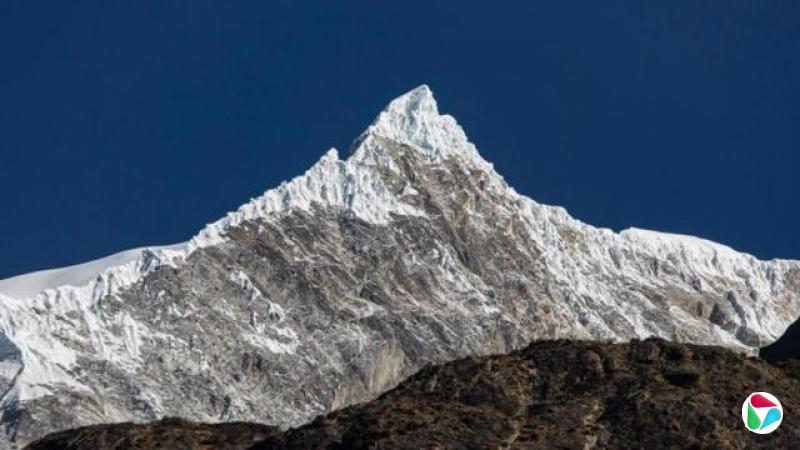 朗当利龙峰(Langtang Lirung)全景。白雪覆盖的山峰在晴朗的蓝天下清晰可见。