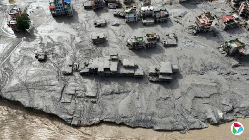 无人机拍摄画面显示,2026年8月27日,尼泊尔努瓦阔特地区特里苏利遭受毁灭性洪灾后,建筑物和财产被泥泞覆盖。