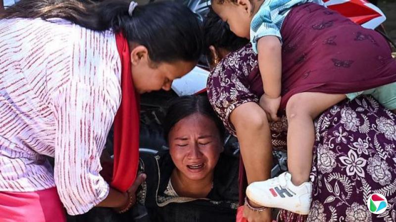 在尼泊尔努瓦阔特县的巴塔尔巴扎镇,一名女子在等待亲属抵达军营之际崩溃痛哭。她此前已从受山洪暴发影响的地区获救。(27/8/2026)
