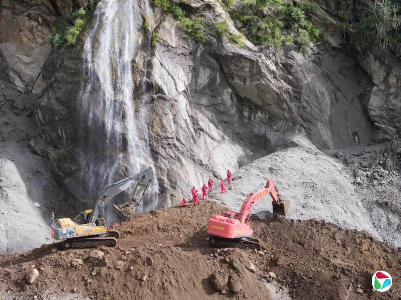 中国在泥石流灾区的救援行动仍集中在道路抢通