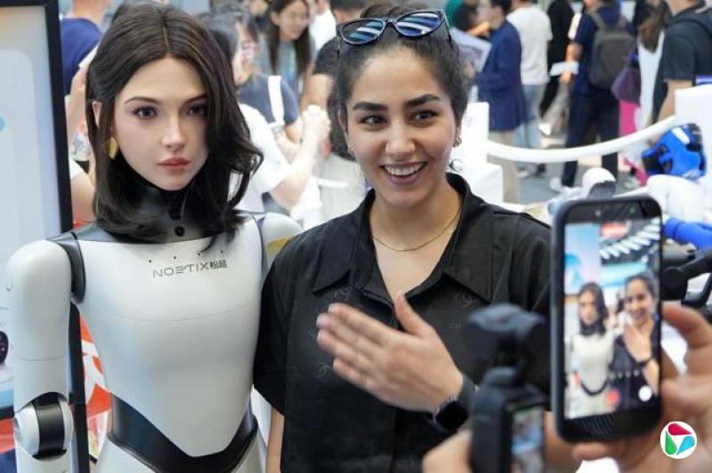 一个女子和人脸细致的人形机器人合影