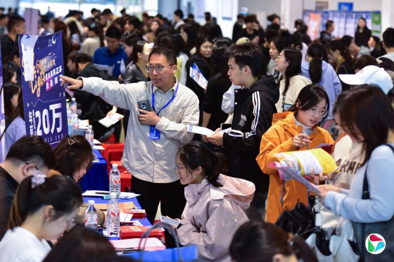 今年4月,中国阜阳的一场招聘会上挤满了前来求职的大学生。