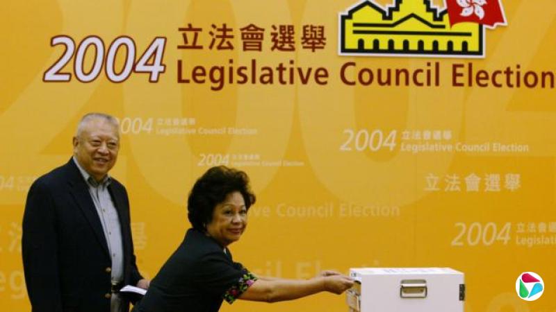 董建华(左)与夫人董赵洪娉(右)在香港公园体育馆参与立法会选举投票(12/9/2004)