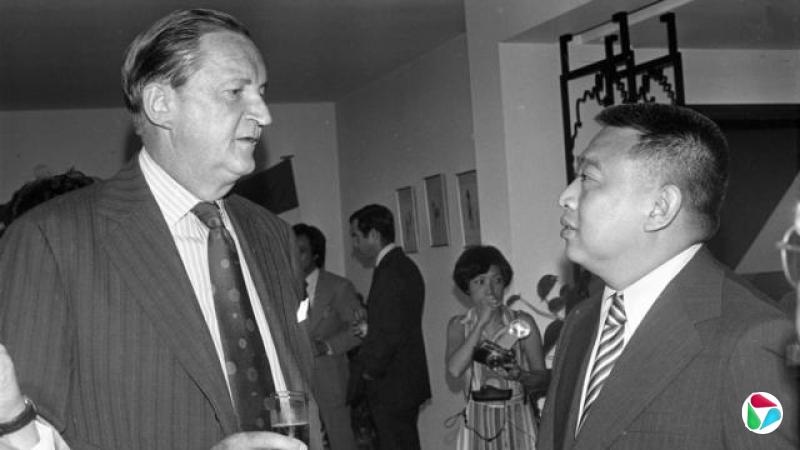 董建华(右)与英属香港总督麦理浩(左)在埃及共和国建国银禧国庆日香港招待会上交谈(22/7/1977)