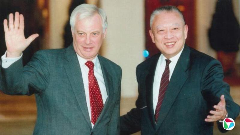英属香港总督彭定康(左)在总督府(今礼宾府)会晤香港特首当选人董建华(右)(23/12/1996)