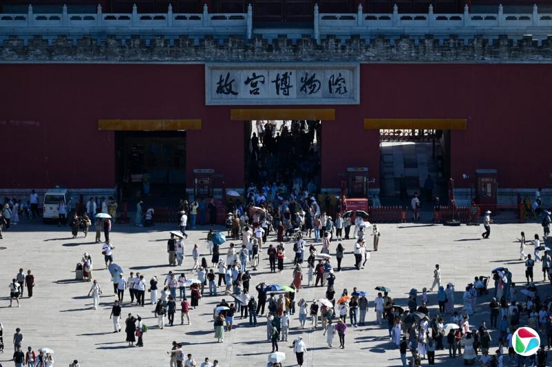 上周,游客们从北京的故宫走出来。